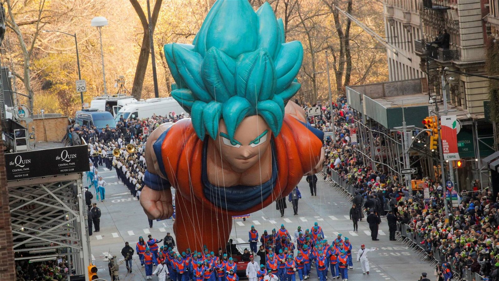 Immagine di Goku in volo verso New York per il Giorno del Ringraziamento