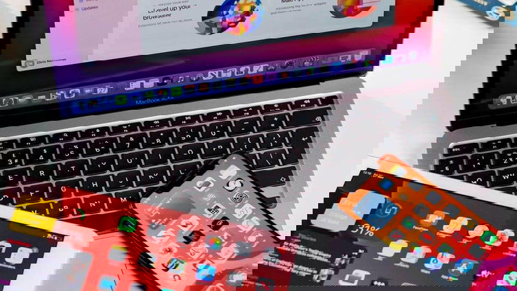 Immagine di iPhone 14 e Macbook Pro M1 sempre più vicini