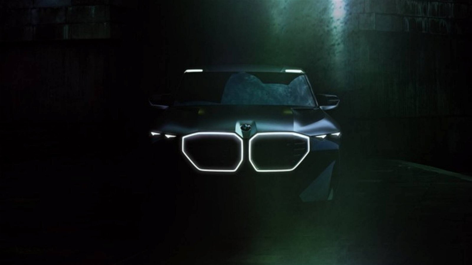 Immagine di BMW XM, la casa tedesca svela il primo teaser del mostruoso SUV ibrido