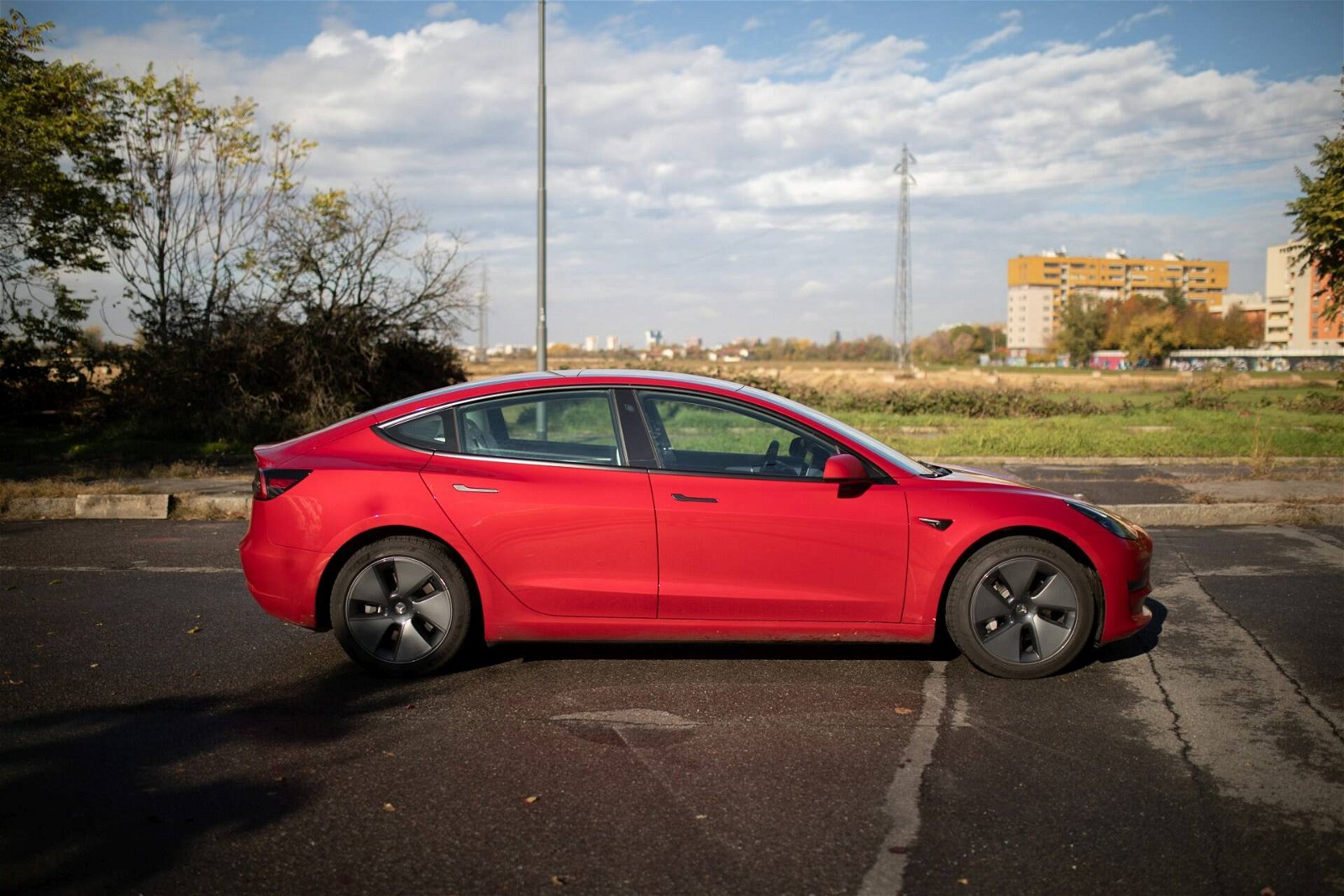 Immagine di Tesla Model 3 senza tachimetro, richiamate 62.000 auto