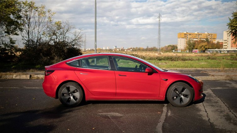 Immagine di Nuova Tesla Model 3 ufficiale: più autonomia ma vendite limitate
