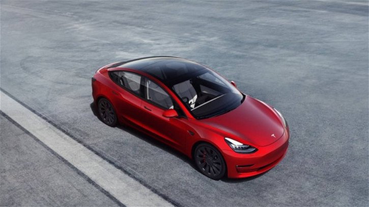 Immagine di Tesla Model 3 contro un maratoneta, chi la spunterà?