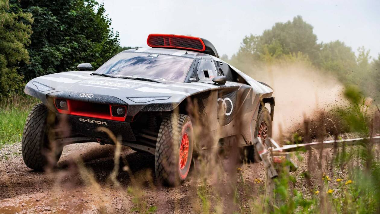 Immagine di Audi ci racconta la RS Q e-tron in attesa dell'inizio della Dakar