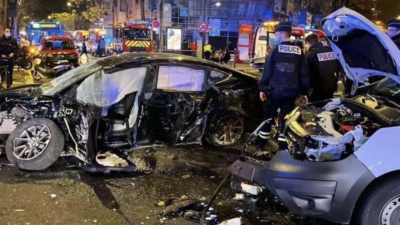 Immagine di Incidente a Parigi: una Tesla Model 3 provoca 1 morto e 20 feriti