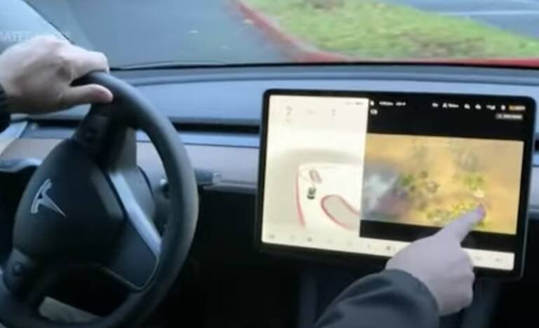 Immagine di Videogiochi in movimento: Mercedes richiama, Tesla non commenta