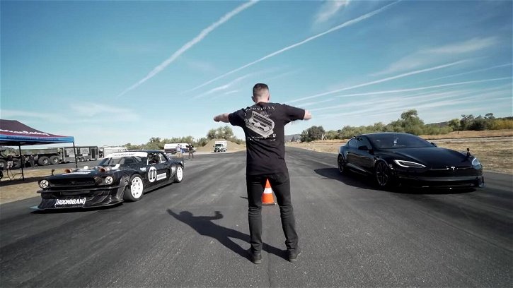 Immagine di Hoonicorn vs Model S Plaid: l'auto di Ken Block sfida Tesla
