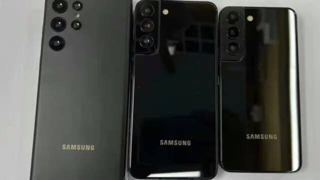 Immagine di Samsung Galaxy S22 Ultra è già qui: ecco l'erede del Note in colorazione nero opaco