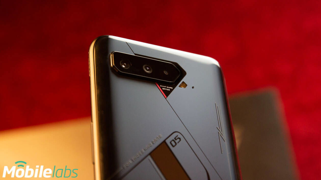 Immagine di Asus ROG Phone 5s Pro recensione: l'upgrade che i gamer si meritano