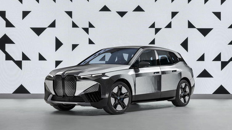 Immagine di iX Flow E Ink, così BMW cambia il colore all'auto con un click