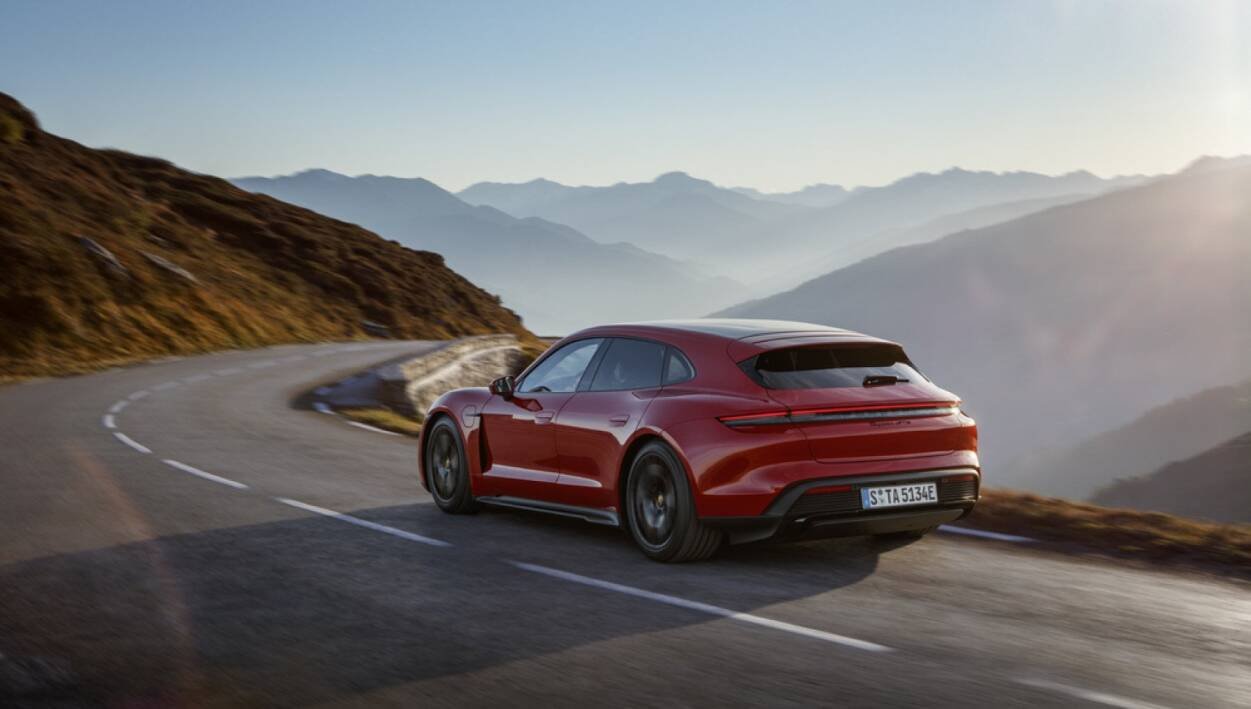 Immagine di Porsche svela la nuova Taycan Sport Turismo