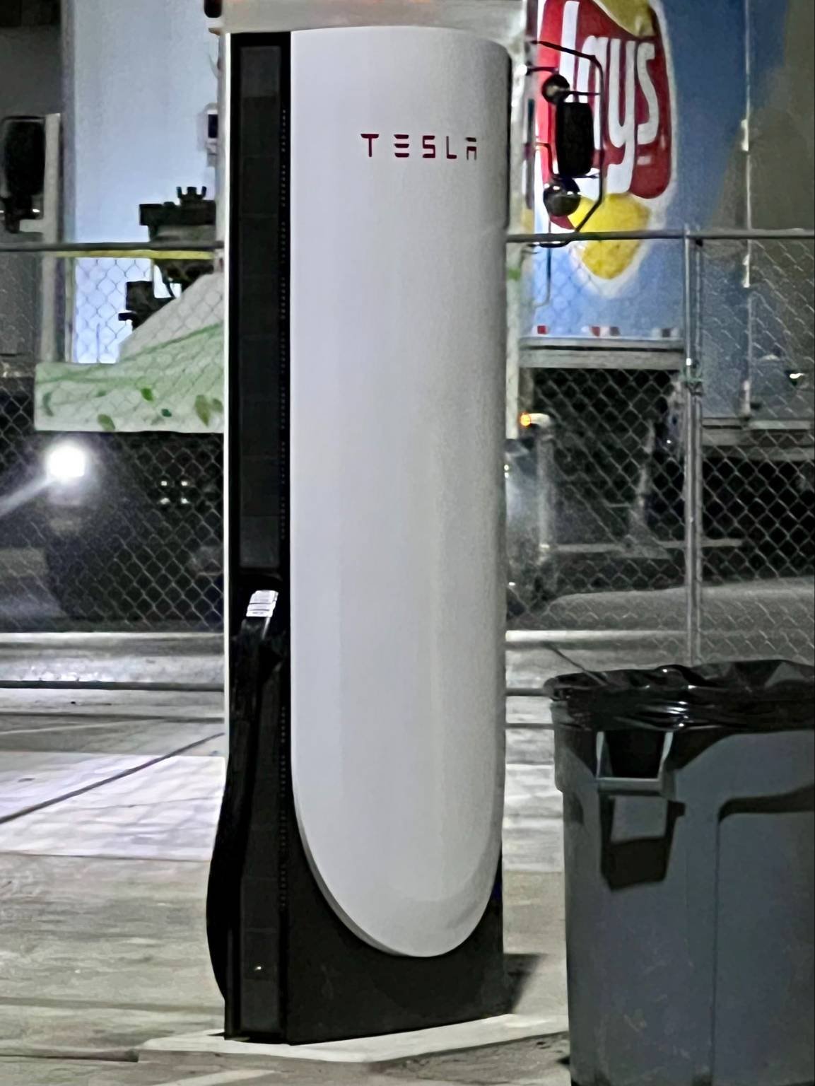 Immagine di Tesla Megacharger avvistati alla Gigafactory in Nevada