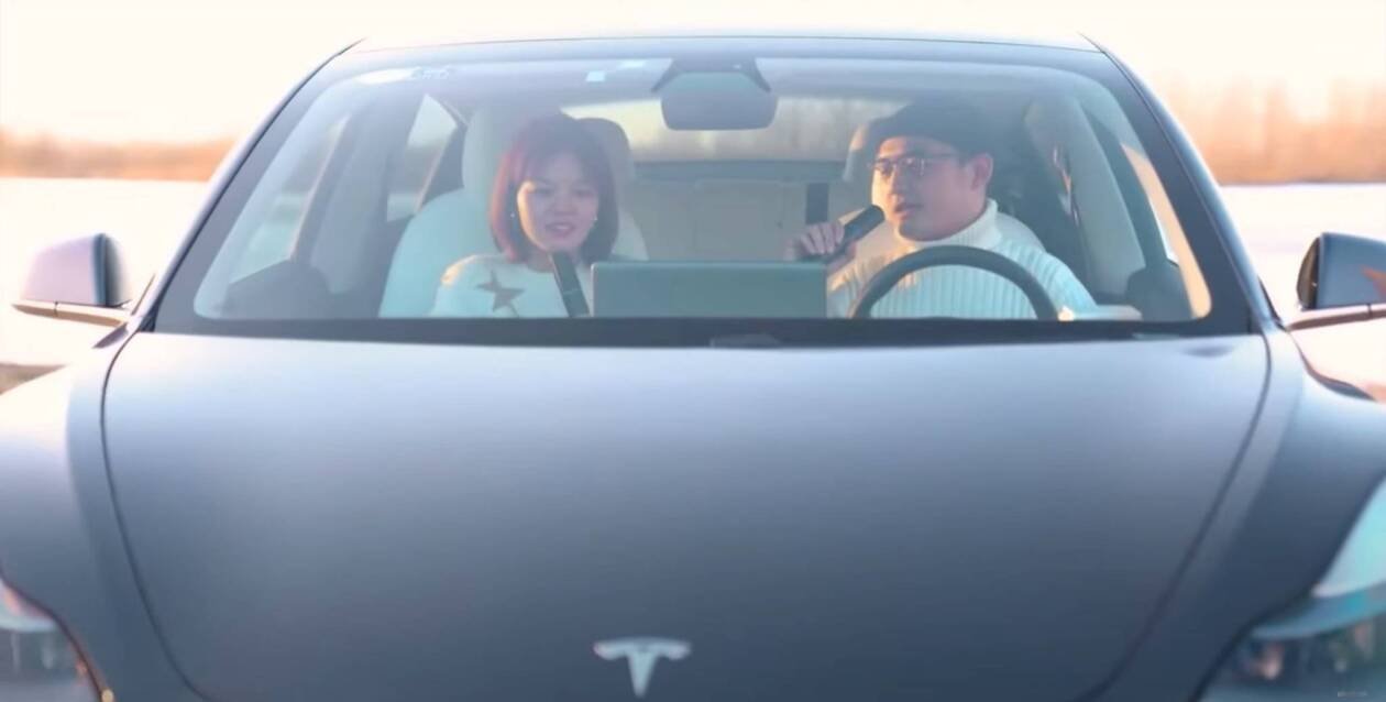 Immagine di Tesla Karaoke, boom di vendite per il microfono da usare dentro l’auto