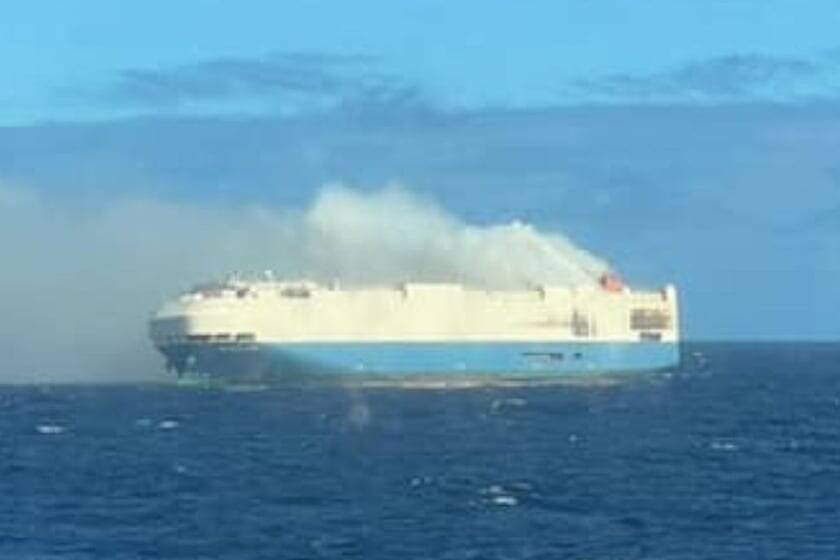 Immagine di Una nave con 2500 Porsche è in fiamme alla deriva nell’Atlantico