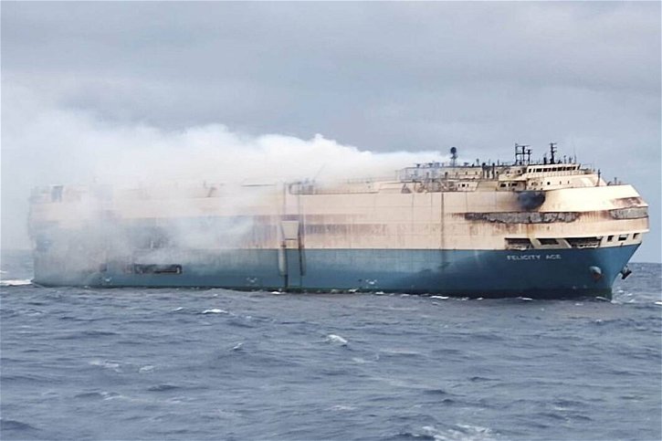 Immagine di La nave mercantile continua a bruciare a causa delle auto elettriche
