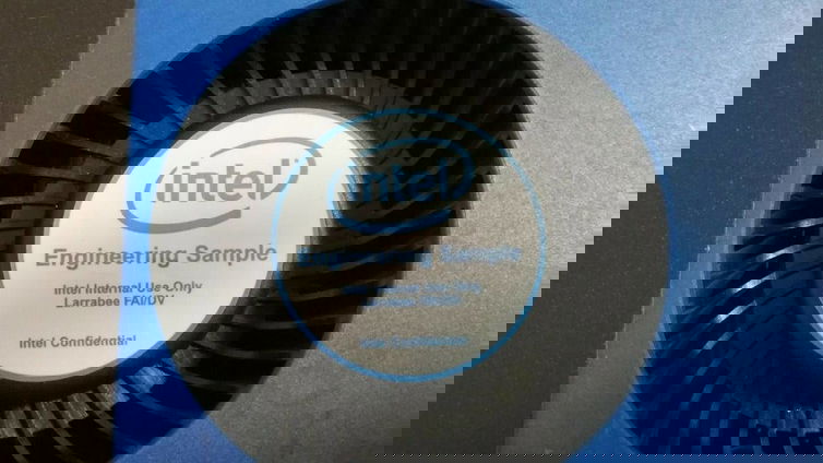 Immagine di Intel Larrabee in funzione dopo 14 anni: eccola in azione con Windows 10