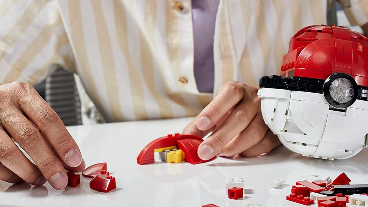 Immagine di La Poké Ball gigante in stile Lego torna in sconto su Amazon!