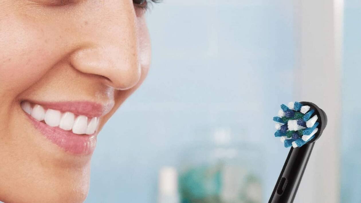 Immagine di Oral-B Pro 2: ottimo spazzolino elettrico in sconto del 50%! E ricevi in regalo la custodia da viaggio!