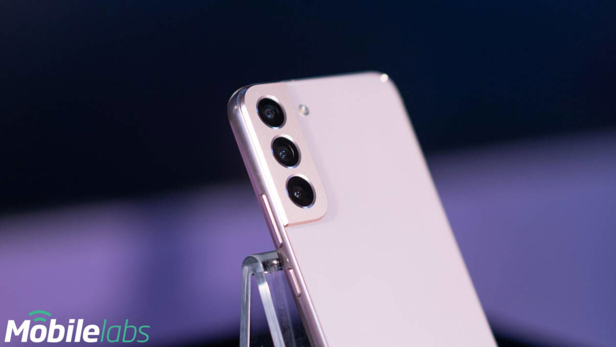 Immagine di Samsung Galaxy S22, da MediaWorld in regalo una gift card da 100€ e le Galaxy Buds Pro