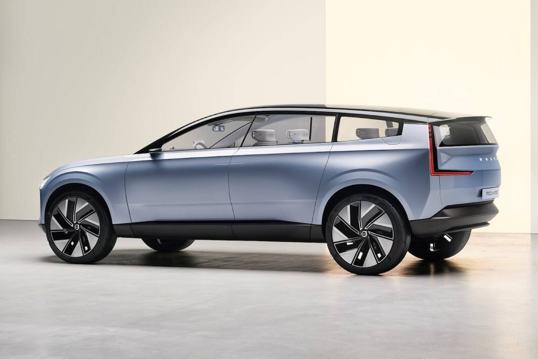 Immagine di Volvo XC60: la nuova generazione arriva nel 2025 e sarà anche elettrica
