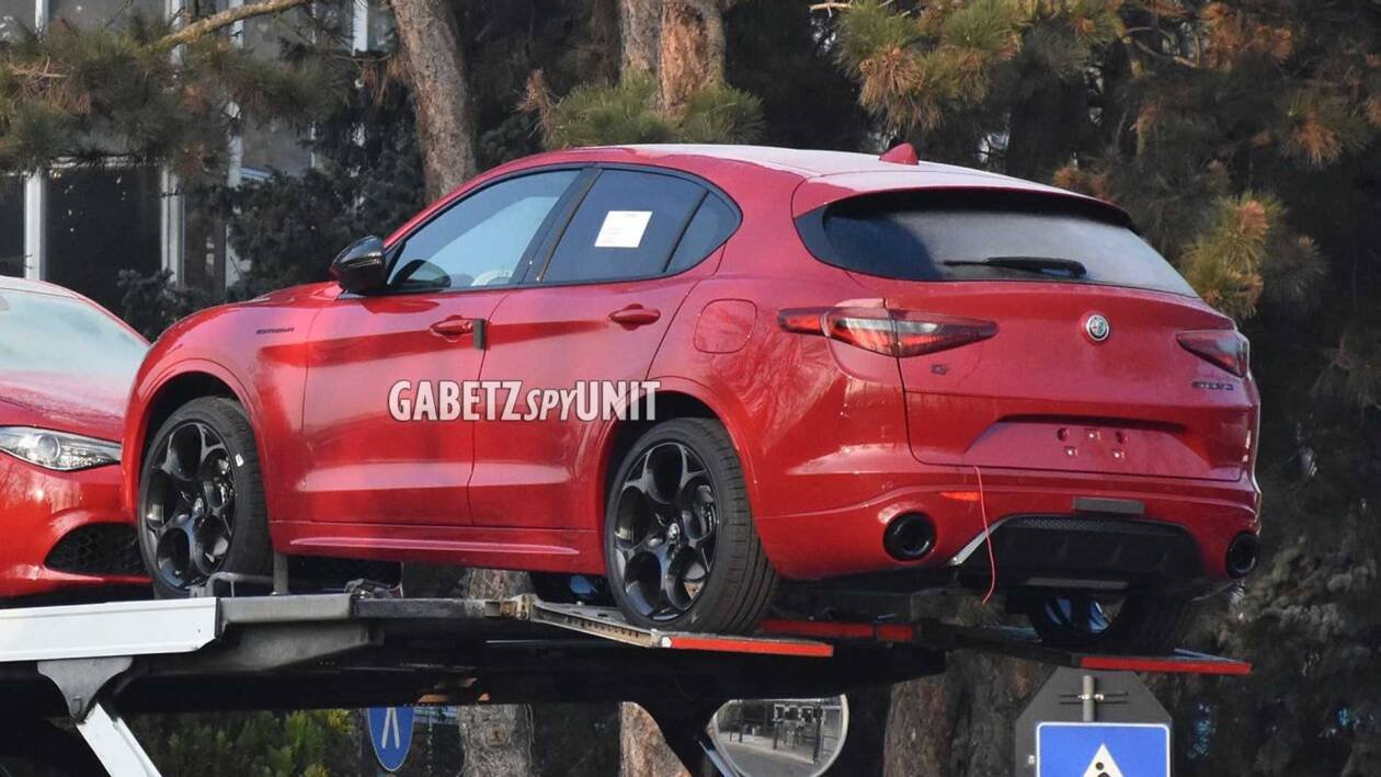 Immagine di Alfa Romeo Stelvio: alcune foto spia anticipano le novità del restyling