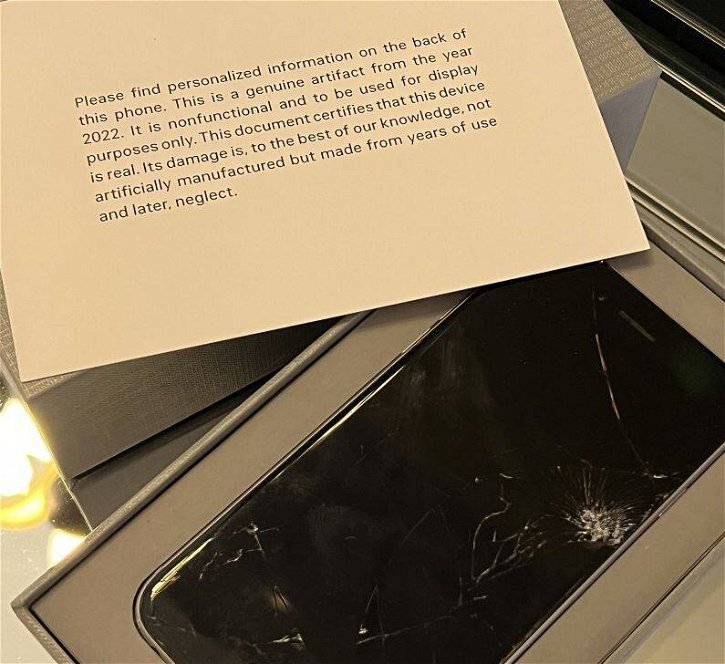 Immagine di La strana trovata di Balenciaga: iPhone 6S distrutti al posto degli inviti per la Paris Fashion Week