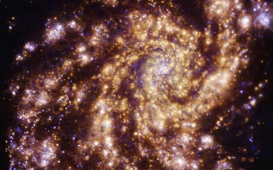 Immagine di Catturata l’immagine di una galassia incandescente di nuove stelle