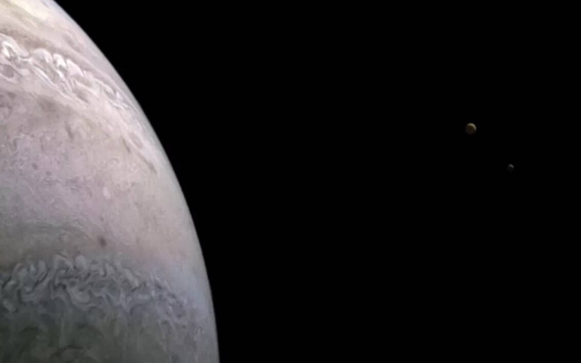 Immagine di Dalla sonda NASA nuova splendida foto delle lune di Giove Io ed Europa