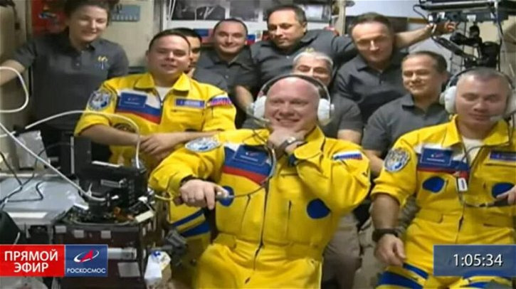 Immagine di Perché gli astronauti russi avevano una tuta che ricorda i colori della bandiera Ucraina?