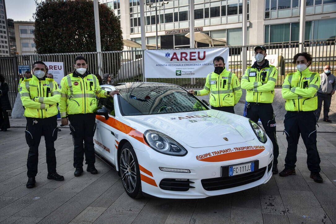 Immagine di Porsche Panamera donata ad Areu per il trasporto di organi