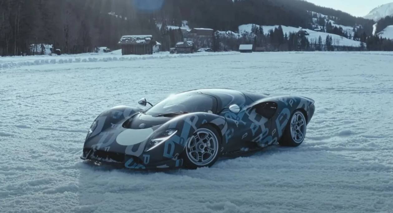 Immagine di De Tomaso torna a mostrare la sua supercar P72, questa volta su un lago ghiacciato