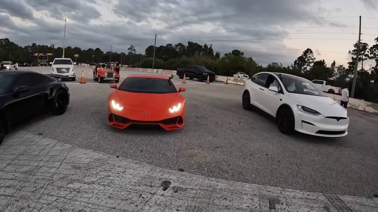 Immagine di Tesla Model X Plaid vs Lamborghini Huracan EVO: chi vince?