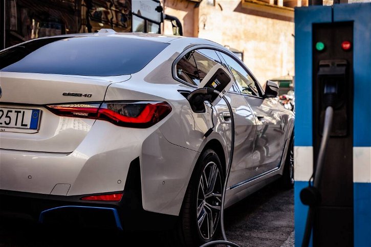 Immagine di BMW, la ricarica dell'auto elettrica si fa più semplice