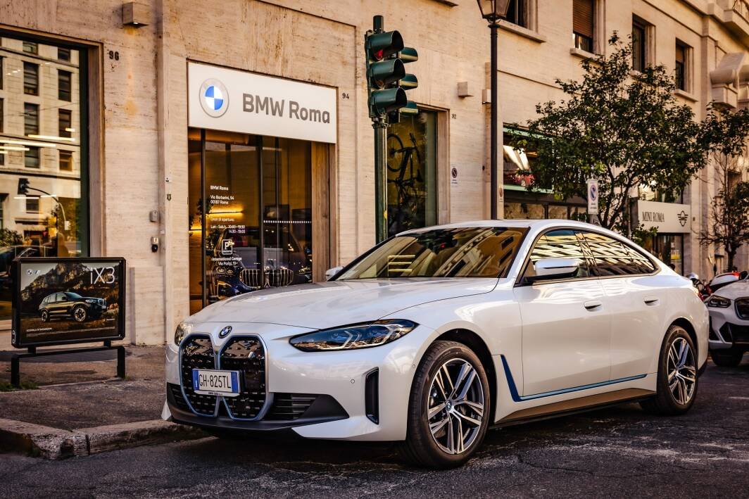 Immagine di BMW i4, il test dell'alce non è il suo forte