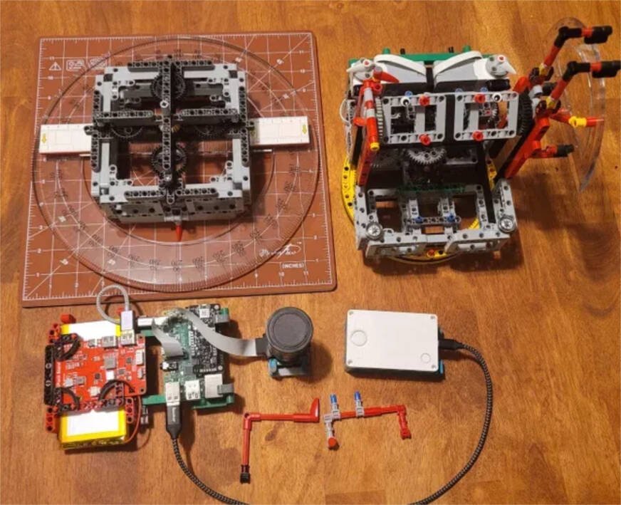Immagine di Questo robot Raspberry Pi realizzato con i LEGO scruta le stelle