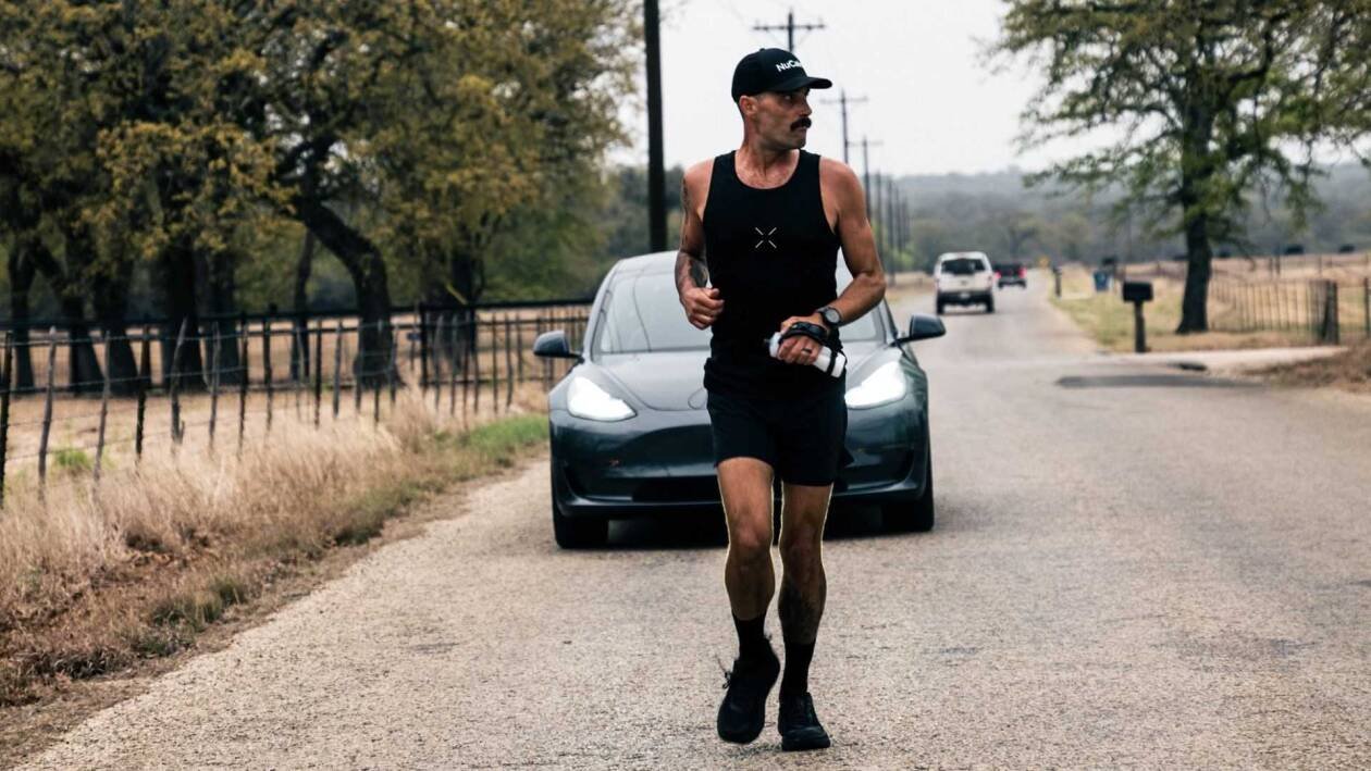 Immagine di Tesla Model 3 battuta dal maratoneta, corsi 389 km