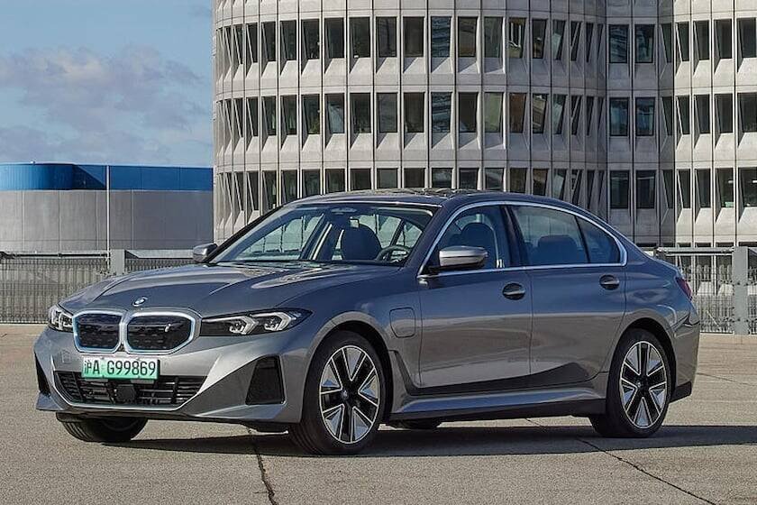 Immagine di BMW Serie 3 diventa elettrica ma non la si può acquistare