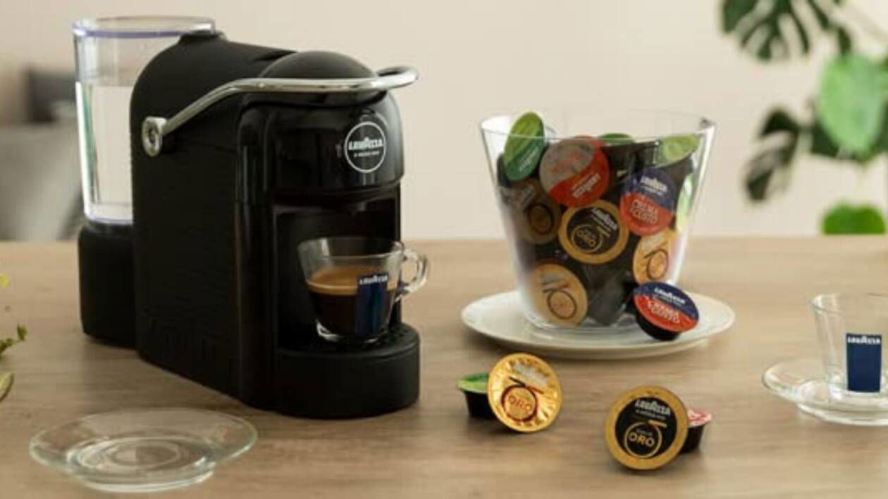 Immagine di Macchina del caffè Espresso A Modo Mio + 64 capsule ad un prezzo bomba! (-20%)