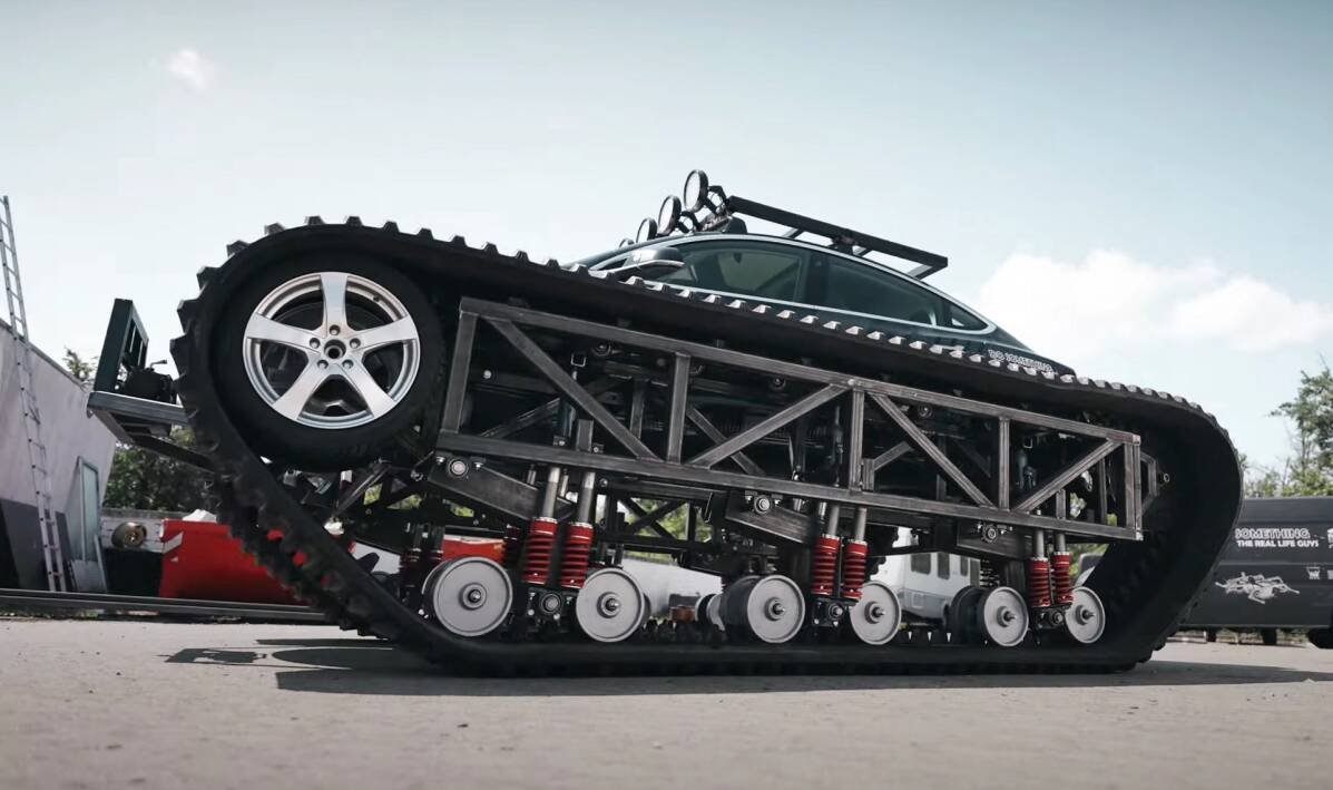 Immagine di Tesla Model 3 diventa un gigante carro armato inarrestabile