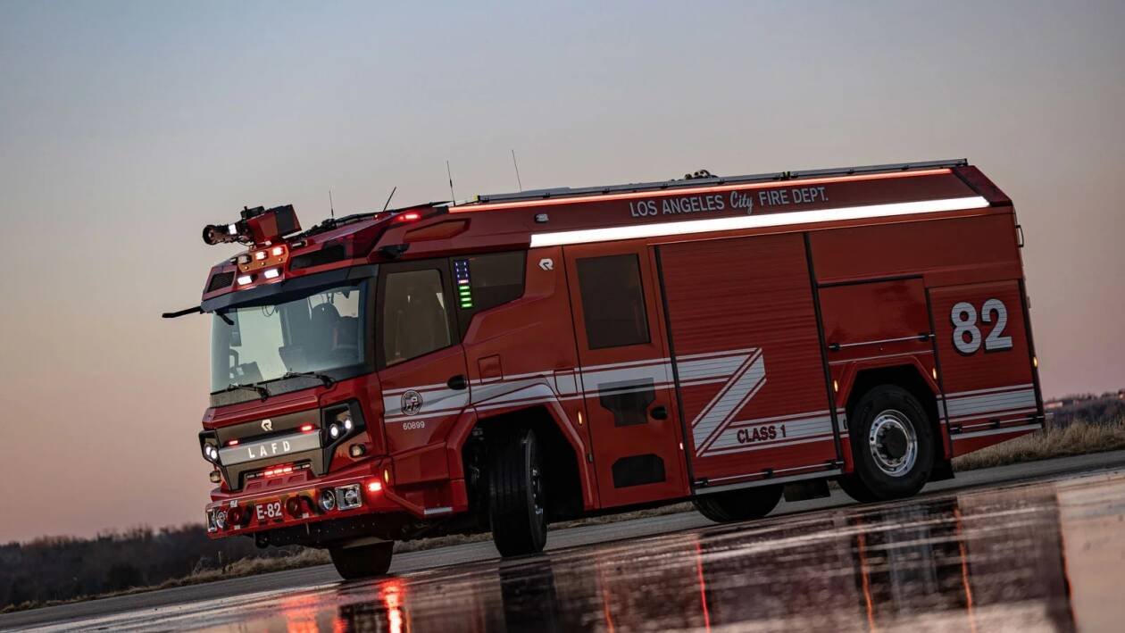Immagine di Rosenbauer RTX è il primo camion dei pompieri completamente elettrico in America