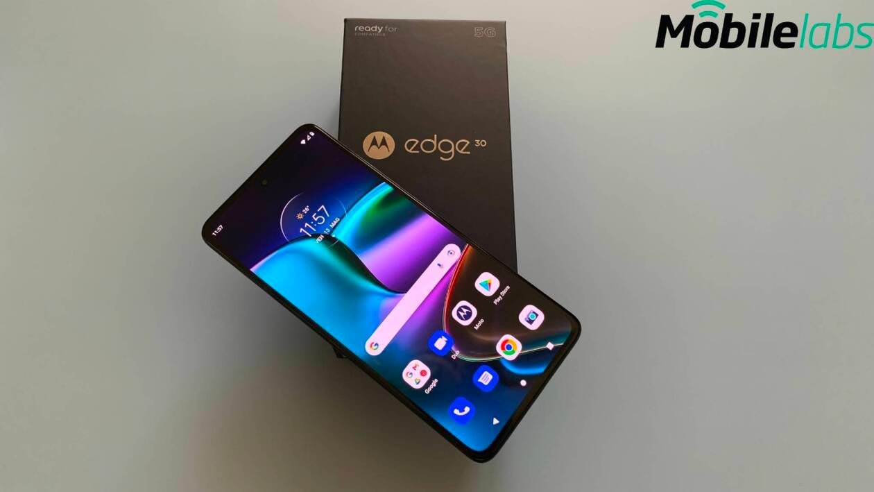 Immagine di Motorola Edge 30 recensione: sottile, potente e a prezzo super scontato!