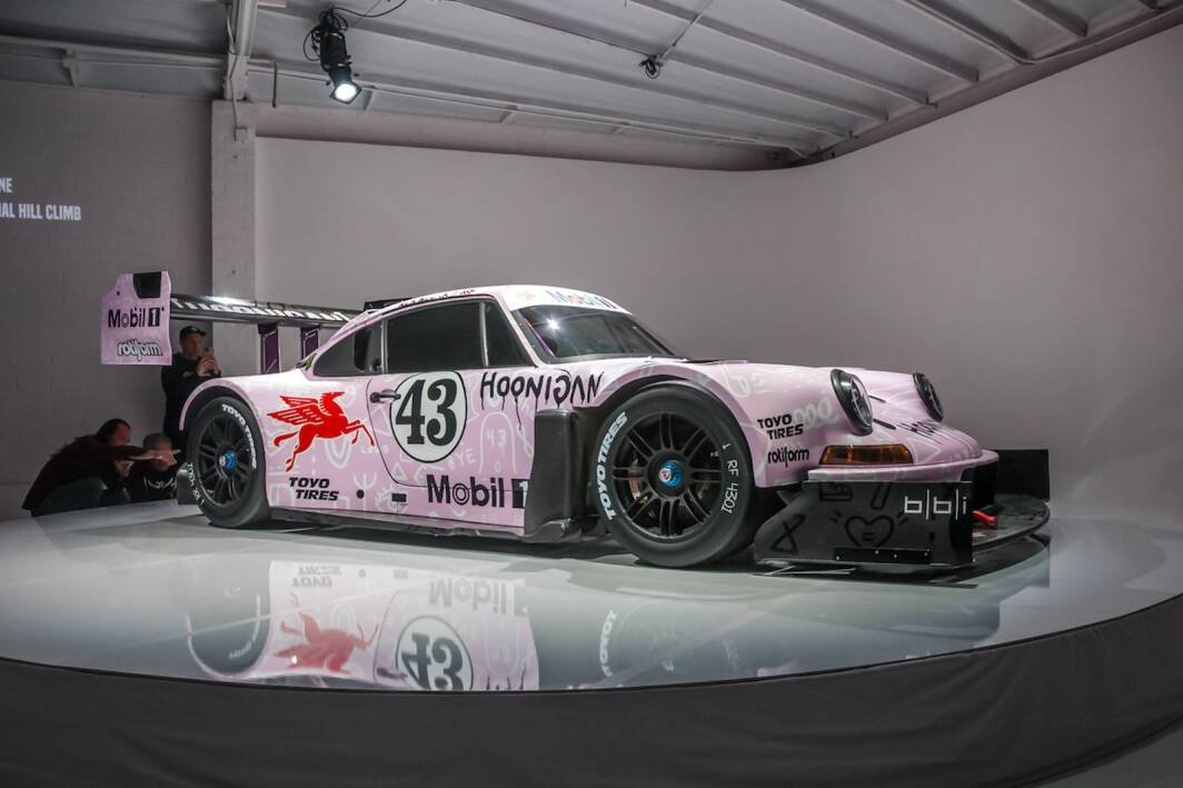 Immagine di La Porsche di Ken Block omaggia il "Pink Pig" con 1400 cv