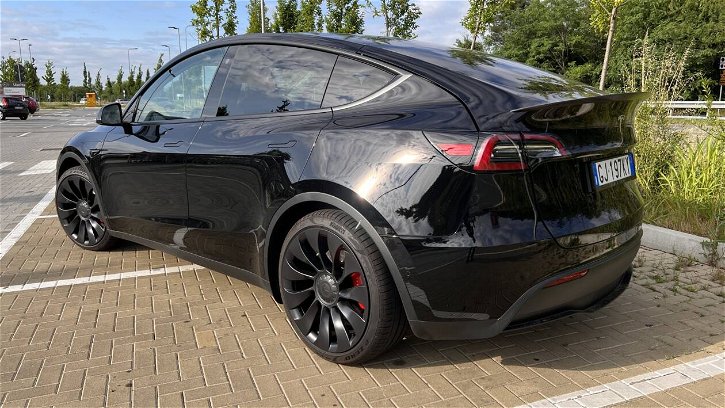 Immagine di Tesla Model Y Performance: freni più piccoli al posteriore