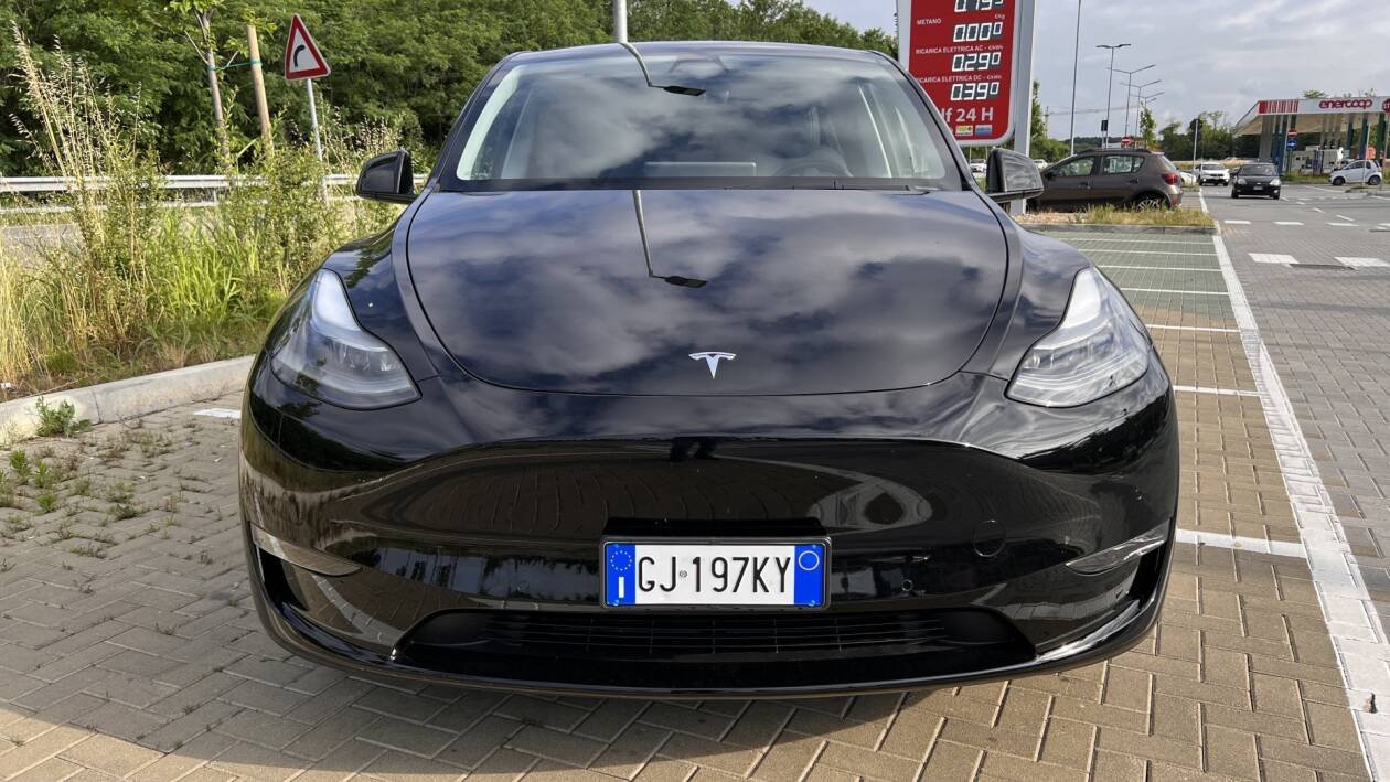 Immagine di Tesla, in Autopilot contro veicoli fermi: serve un richiamo?