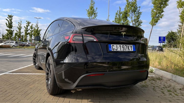 Immagine di Tesla Model Y: l'auto si schianta da sola, anche in retromarcia