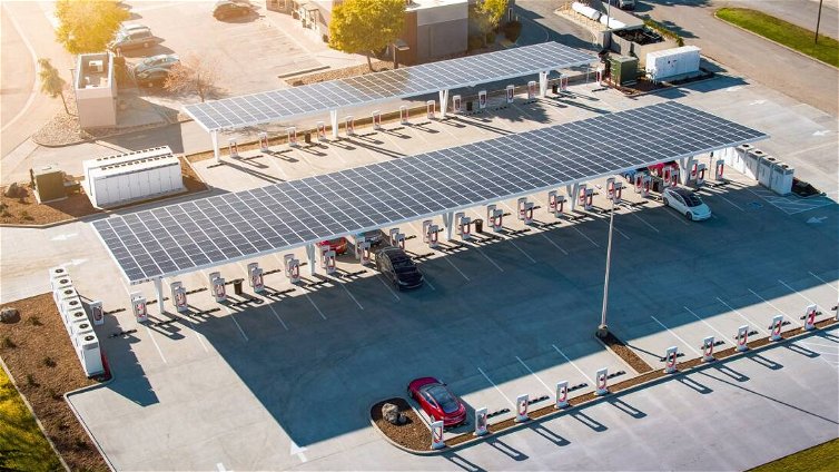 Immagine di Tesla Supercharger: come funzionano, dove si trovano e quanto costano