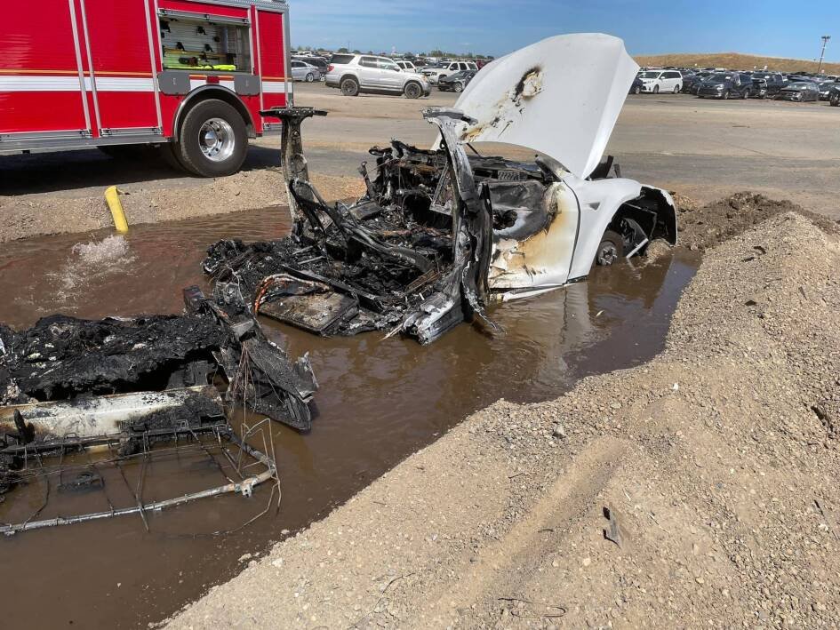Immagine di Tesla in fiamme, era ferma da 3 settimane per un incidente