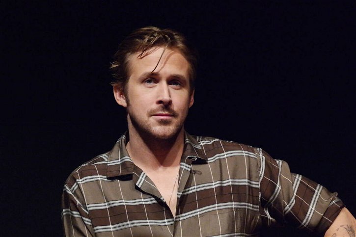 Immagine di Ryan Gosling si trasforma in Ken nella nuova immagine dal film su Barbie