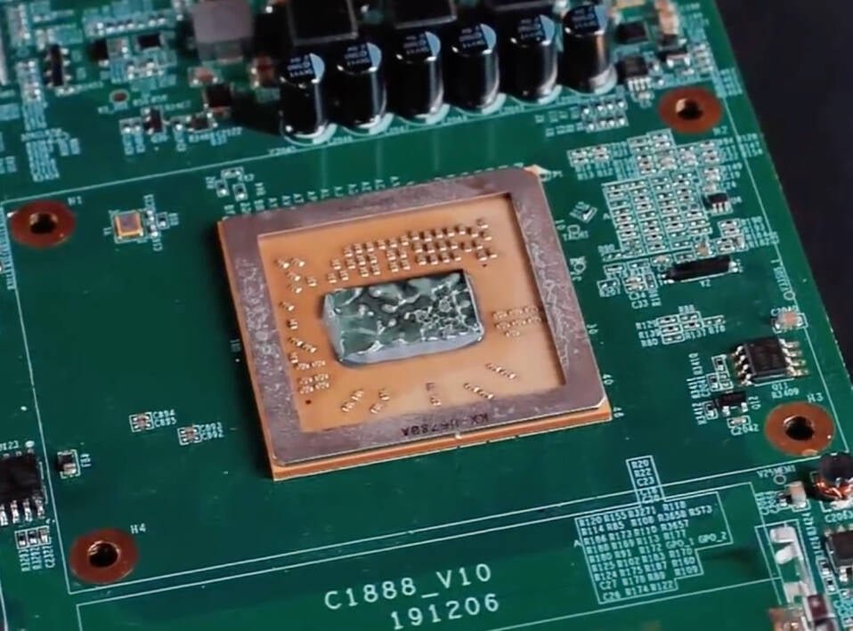 Immagine di La CPU 16 core cinese è potente (quasi) come i primi AMD EPYC