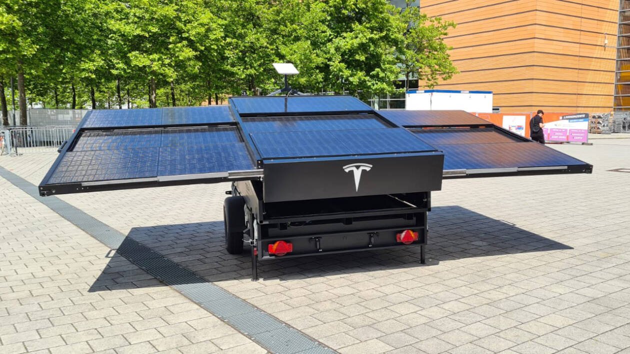 Immagine di Poca autonomia? Arriva il carrello con pannelli solari di Tesla