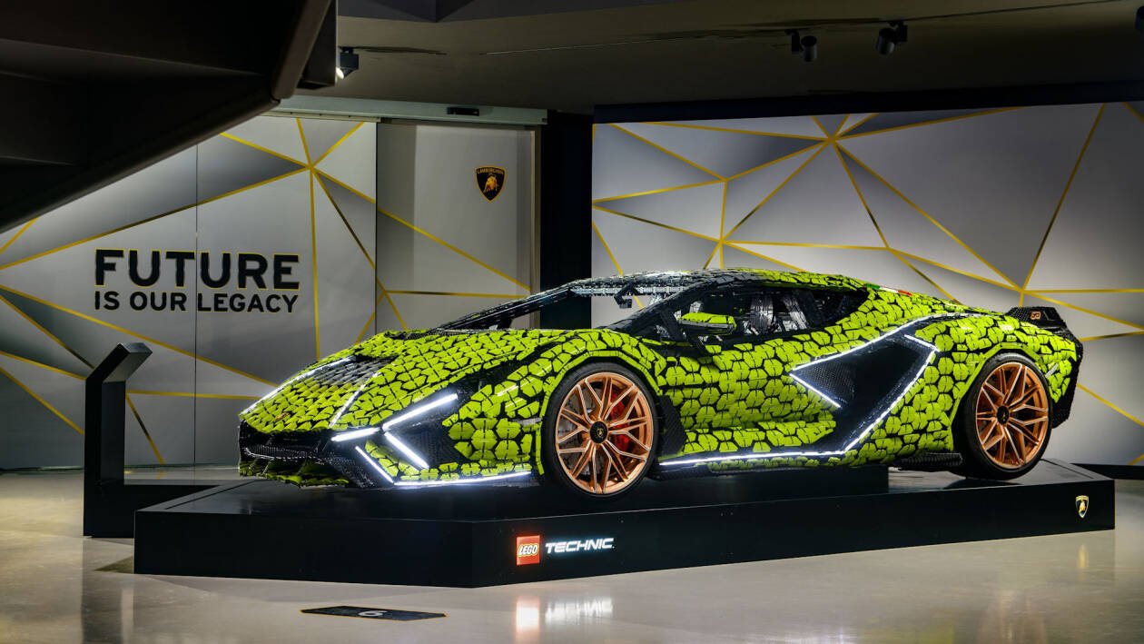 Immagine di La Siàn LEGO Technic in scala grande conquista il Museo Lamborghini